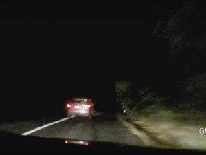 VIDEO: Řidič na Brněnsku ujížděl policistům v kradeném autě, při jízdě se pokusil vyměnit se spolujezdcem a naboural