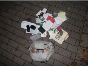 Zloději v Brně ukradli ženě kabelku, vzali z ní peněženku a odhodili. Nechali v ní víc než čtvrt milionu