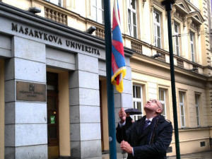 Rektor Masarykovy univerzity Mikuláš Bek vyvěsil vlajku Tibetu, kritizoval prohlášení o Číně. K akci se připojil i magistrát