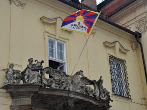 Na Nové radnici v Brně zavlála v 11:55 tibetská vlajka