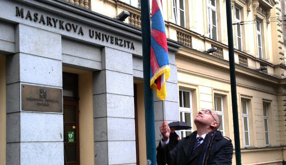 Mikuláš Bek s tibetskou vlajku, zdroj: Instagram Brněnská drbna