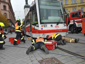 Hasiči dnes na Svoboďáku cvičili vyprošťování člověka uvízlého pod šalinou