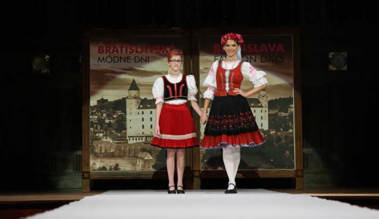 Tříletá Adélka vyrazila k moři, čtrnáctiletá Martina se prošla po molu s Andreou Verešovou