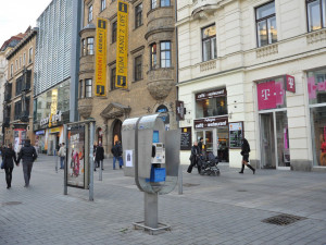 Málo používané telefonní budky v centru poslouží jako místa pro dobíjení mobilů s veřejným wifi internetem
