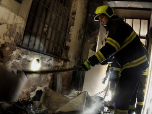 Při požáru u bytového domu v Brně se nadýchaly kouře čtyři děti