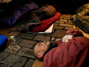 Lidé v Brně si mohou vyzkoušet život bezdomovce přespáním venku