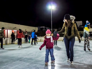 Na dvou kluzištích v centru dnes začalo bruslení pro veřejnost