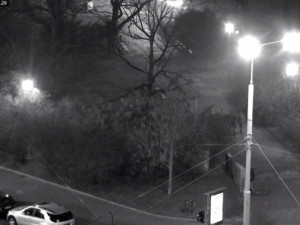 VIDEO: Sprejer pomaloval několik míst v centru, zachytila ho policejní kamera