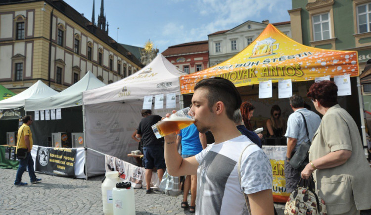Přemíra pití piva má podle studie zhoubný dopad na zdraví Čechů