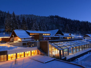 Zažijte zimu v Beskydech s lyžováním, koupáním i saunovými rituály