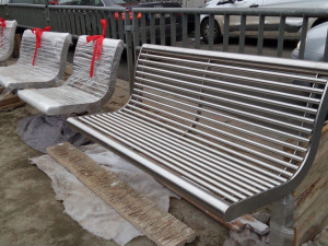 Zastávky na hlavním nádraží ode dneška zdobí nové lavičky