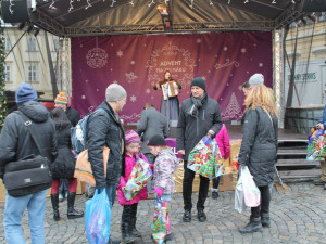 Radní z městské části Brno-střed rozdali dětem vánoční dárky