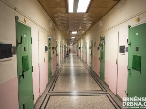 Šedesátiletý muž se šestnáct let vyhýbal vězení, nyní sedí v brněnské věznici