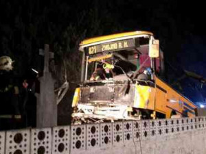 Autobus narazil do hřbitovní zdi, pět lidí se lehce zranilo
