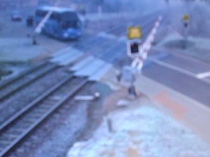 VIDEO: Řidič autobusu vjel na přejezd na červenou a riskoval srážku s vlakem