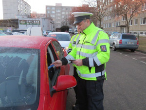 Policisté varují: jízda s namrzlými skly může mít tragické následky, hrozí za ni pokuta