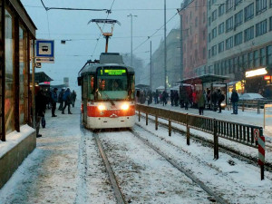 MHD v Brně má kvůli sněhu potíže, silnice jsou sjízdné jen s opatrností