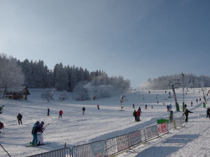 Na sjezdovkách v okolí Brna leží půl metru sněhu