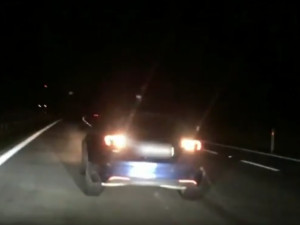 VIDEO: Agresivní řidič úmyslně nacouval na dálnici do druhého auta