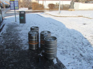 Tři muži ukradli v brněnském pivovaru osm sudů a nastoupili s nimi do autobusu