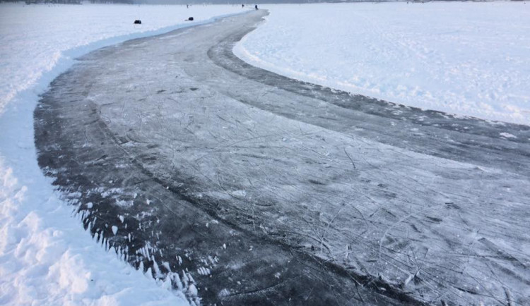 Zamrzlá hladina přehrady, Autor: Ajucha Lutra