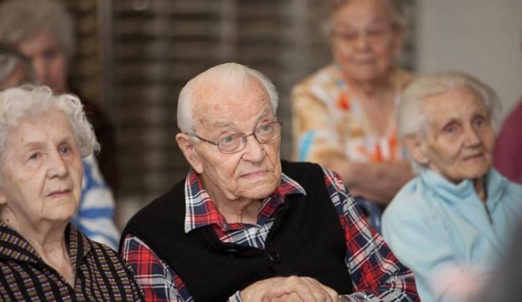 I senioři patří mezi ohroženou skupinu lidí