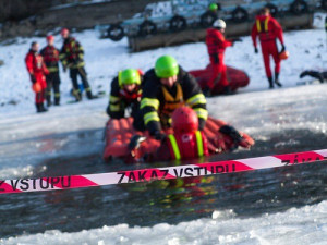 Hasiči cvičili záchranu na zamrzlé přehradě, pak ji na Vranově bohužel vyzkoušeli naostro