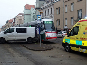 Špatně zabržděná dodávka ve středu nabourala šalinu a lehce zranila dvě ženy