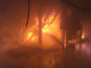 V Černovicích v neděli večer hořela průmyslová hala