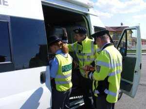 Policisté na hranicích kontrolovali autobusy a kamiony, hledali migranty. Žádné nenašli