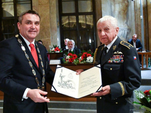 Brno udělilo třináct Cen města Brna pro rok 2016. Oceněn byl i válečný veterán Emil Boček