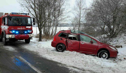 Nehoda osobního automobilu, zdroj: HZS JMK