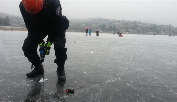 Měření tloušťky ledu, zdroj: MP Brno