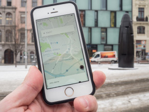 Taxikáři chtějí zakázat Uber v Brně, magistrát už rozdává pokuty