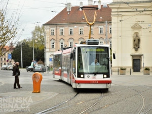 Opilá žena si lehla před šalinu, chtěla odvést na záchytku