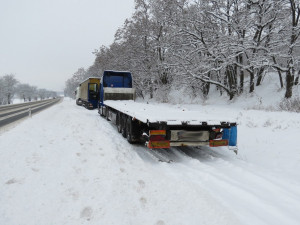 Řidič na D2 vysypal jednadvacet tun nákladu, ničeho si nevšiml a šel spát. Ráno nadýchal tři promile