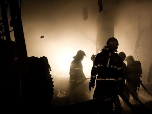 Deset hasičských jednotek likvidovalo požár zemědělského objektu, škoda je přes milion
