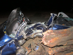 Na Brněnsku zemřel devětadvacetiletý řidič, zůstal zaklíněný v autě po nárazu do stromu
