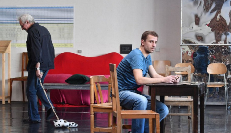 Snímek ze zkoušky brněnské inscenace dramatu O myších a lidech. Autor: Jef Kratochvil
