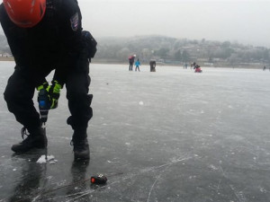 Strážníci varují: led na Priglu praská, vstup na něj může být nebezpečný