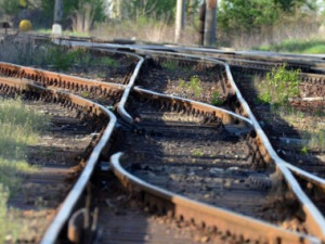 Další smrt na kolejích: osobní vlak na Brněnsku srazil a zabil ženu