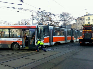 V Brně se srazila šalina s trolejbusem, tři lidé se zranili