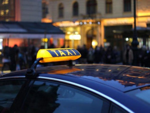 Policisté řeší konflikty taxikářů s řidiči Uberu. Činnost Uberu v Brně je nelegální, prohlásil primátor
