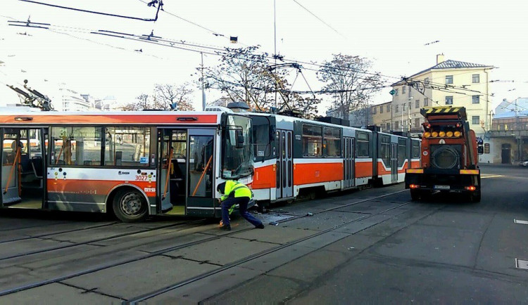 Dnešní srážka šaliny s trolejbusem, zdroj: ČT