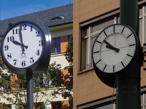 Moderní a historizující. Město zná návrhy nových hodin v centru