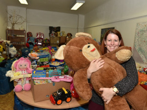 Sbírka hraček skončila pro chudé a postižené děti skončila, lidé darovali tisíce hraček