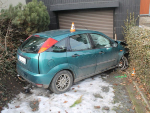 Opilý muž si bez dovolení půjčil auto, vybral tombolu, naboural do vrat a šel spát