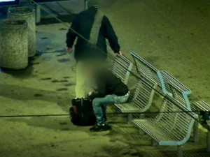 VIDEO: Kamera nachytala kapsáře na hlavním nádraží při činu