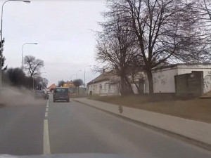 VIDEO: Polovinu života vězněný recedivista ukradl auto a ujížděl policistům, přestože neumí řídit