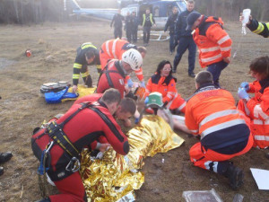 Muž si šel zaplavat do jezírka pod Hády a uvízl pod ledem, hasiči ho zachránili